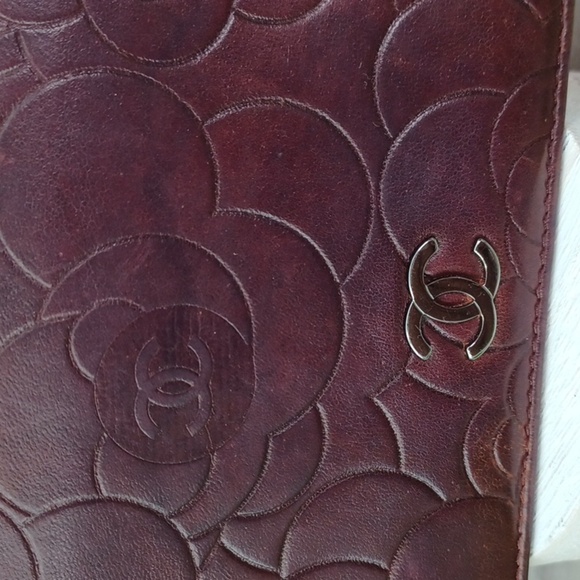 Chanel Camellia Embossed Lambskin Wallet - Picture 3 of 17